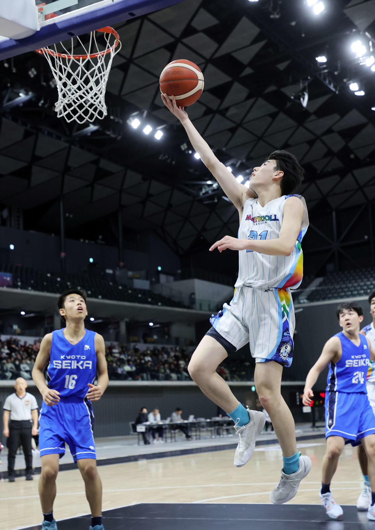 四日市メリノール学院中対京都精華学園中　第2Q、シュートを放つ四日市メリノール学院中・中村（右）（撮影・鈴木正人）