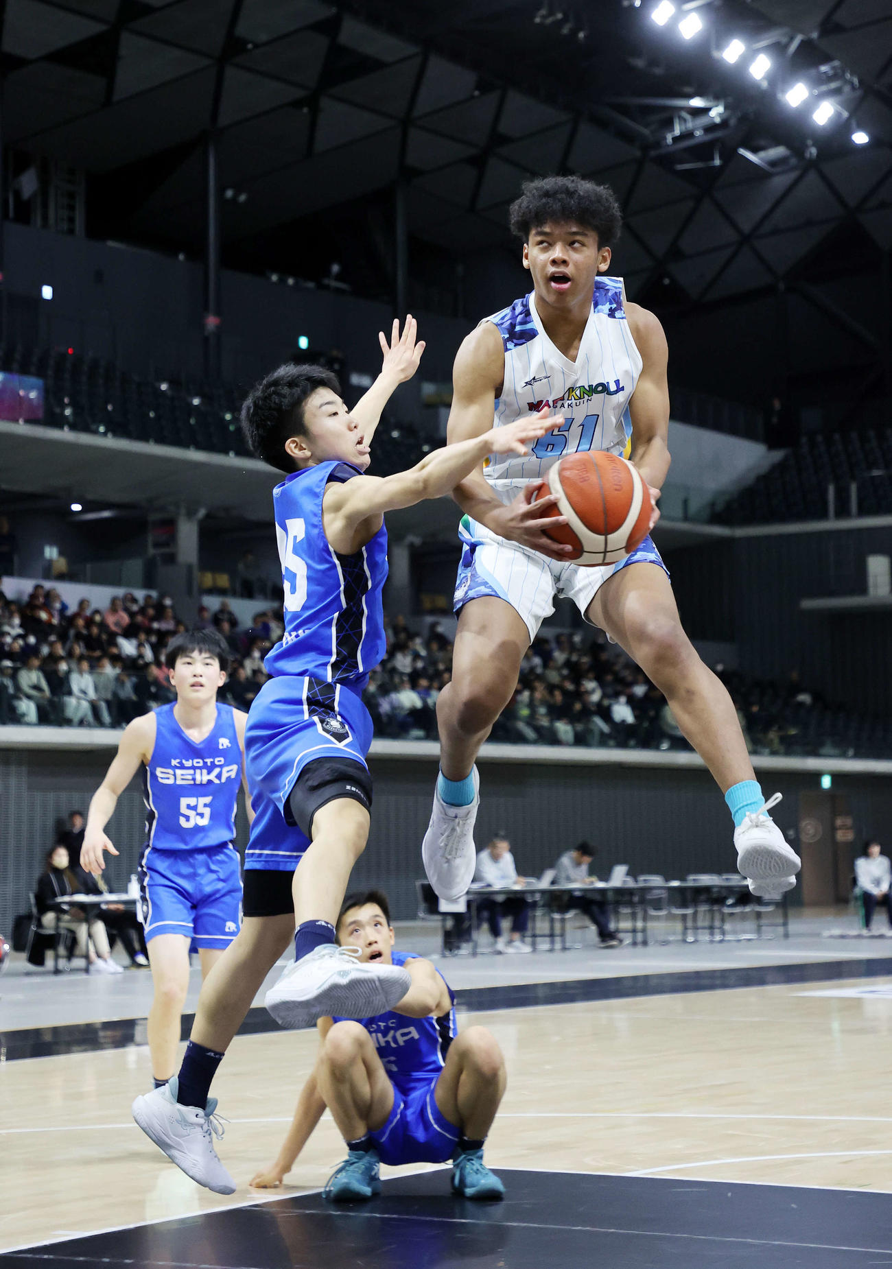 四日市メリノール学院中対京都精華学園中　第2Q、シュートを放つ四日市メリノール学院中・本田（右）（撮影・鈴木正人）