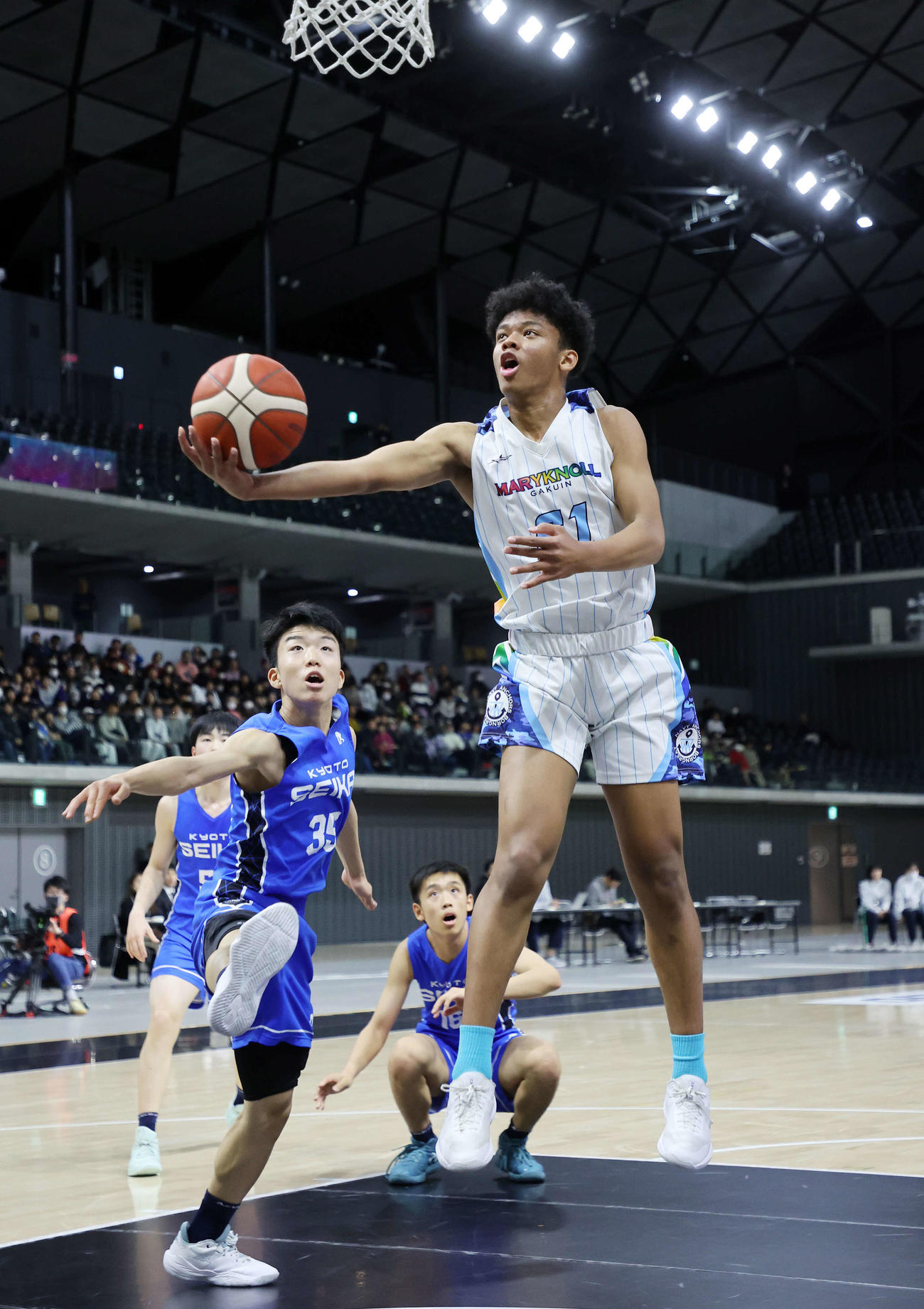 四日市メリノール学院中対京都精華学園中　第2Q、シュートを放つ四日市メリノール学院中・本田（右）（撮影・鈴木正人）