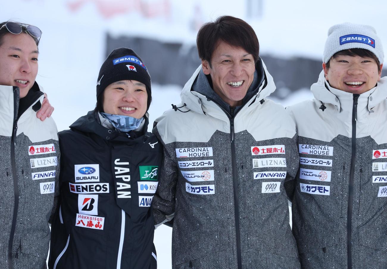 HBC杯　競技が中止になり記念撮影して引き揚げる伊藤（左から2人目）と葛西（左から3人目）（撮影・黒川智章）