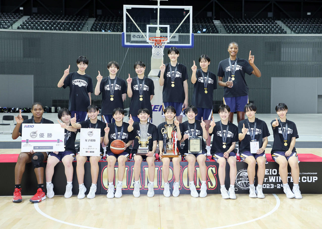 優勝し笑顔で写真に納まる京都精華学園中の選手たち（撮影・鈴木正人）