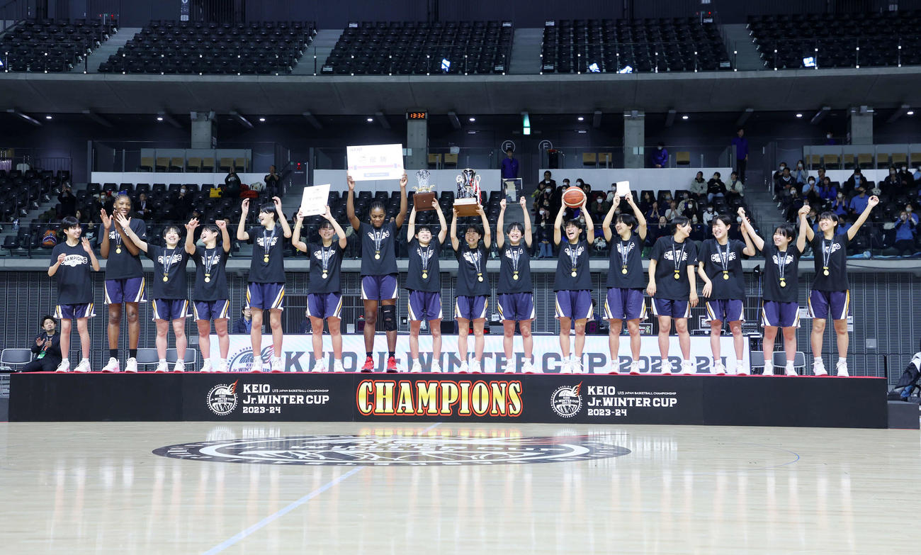 優勝し笑顔で写真に納まる京都精華学園中の選手たち（撮影・鈴木正人）