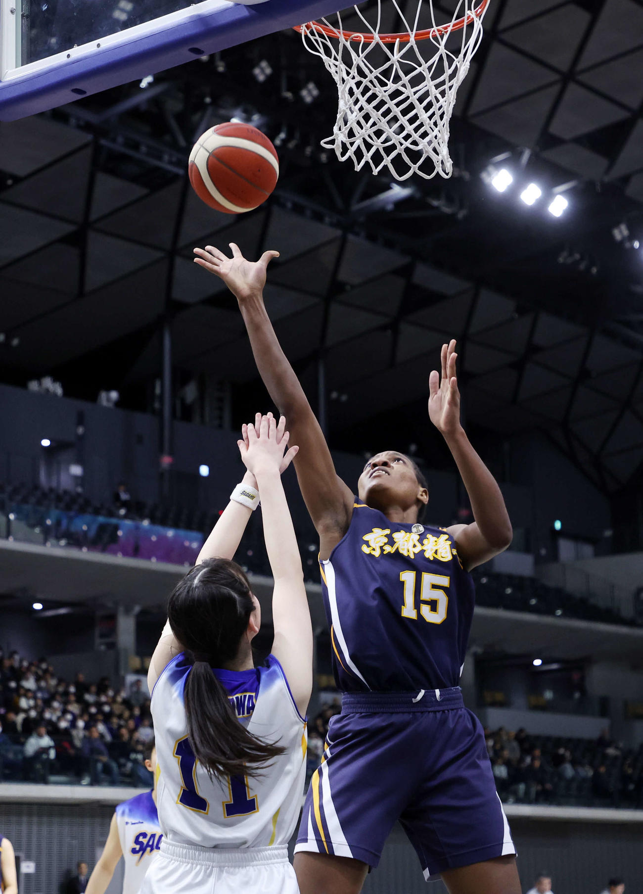 相模女子大中対京都精華学園中　第3Q、シュートを放つ京都精華学園中・ンガルラ・ムクナ・リア（右）（撮影・鈴木正人）