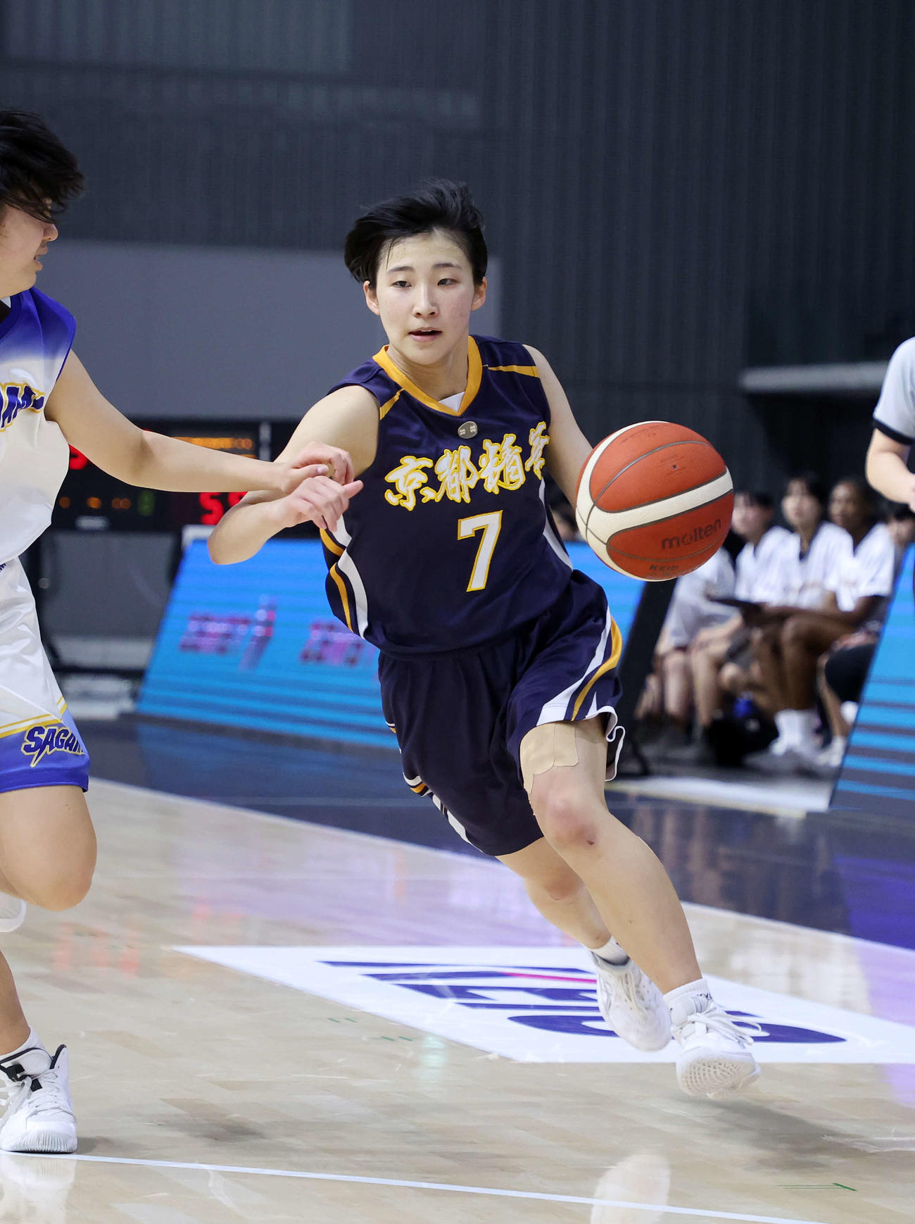 相模女子大中対京都精華学園中　第4Q、ドリブルで攻め入る京都精華学園中・高山（右）（撮影・鈴木正人）