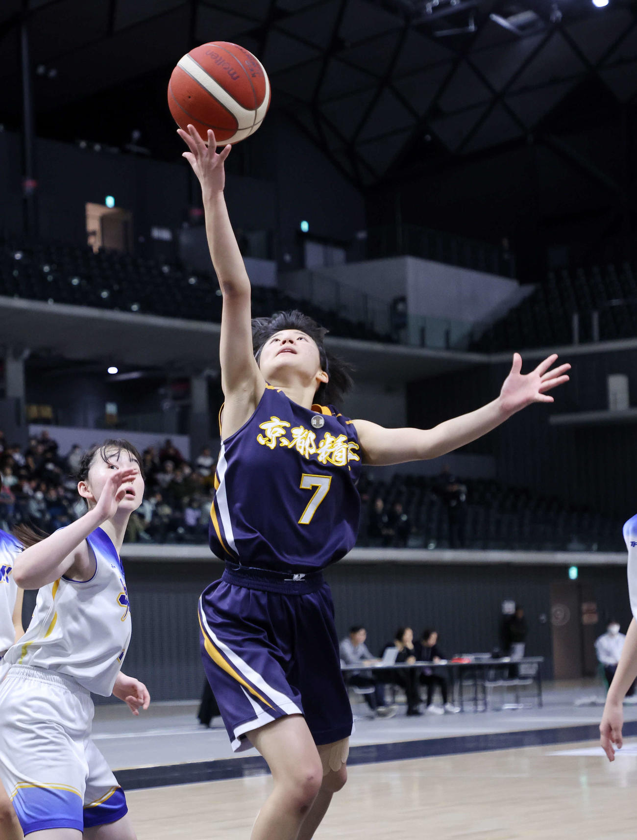 相模女子大中対京都精華学園中　第3Q、シュートを放つ京都精華学園中・高山（右）（撮影・鈴木正人）
