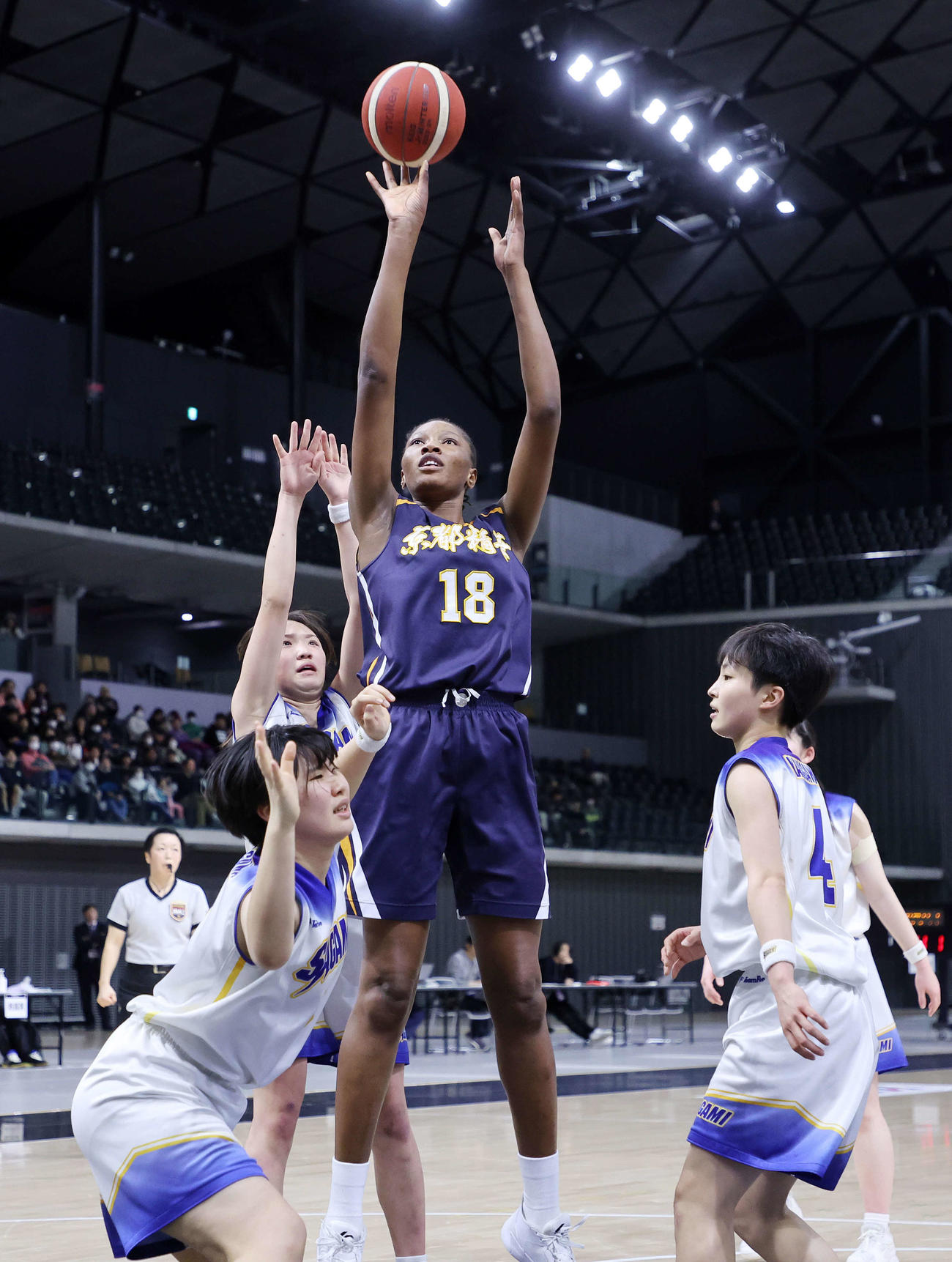 相模女子大中対京都精華学園中　第4Q、シュートを放つ京都精華学園中・オディア・カウェル・リッツ（中央）（撮影・鈴木正人）