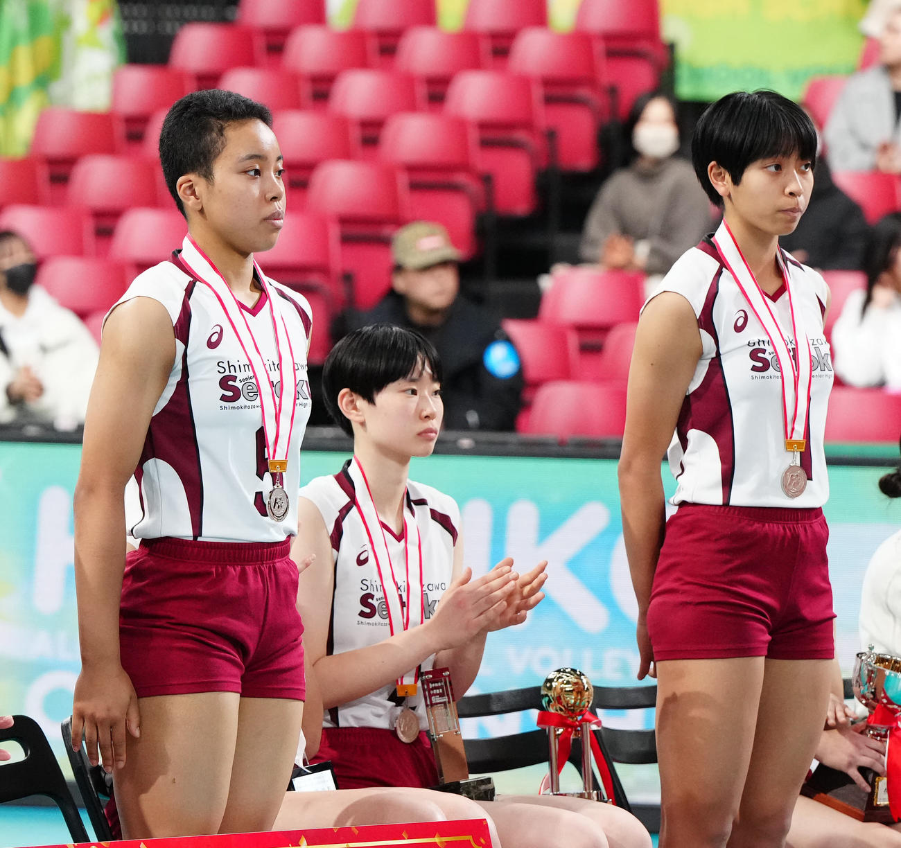 女子の優秀選手に選ばれた下北沢成徳・イェーモンミャ（右）と後藤（左）（撮影・江口和貴）