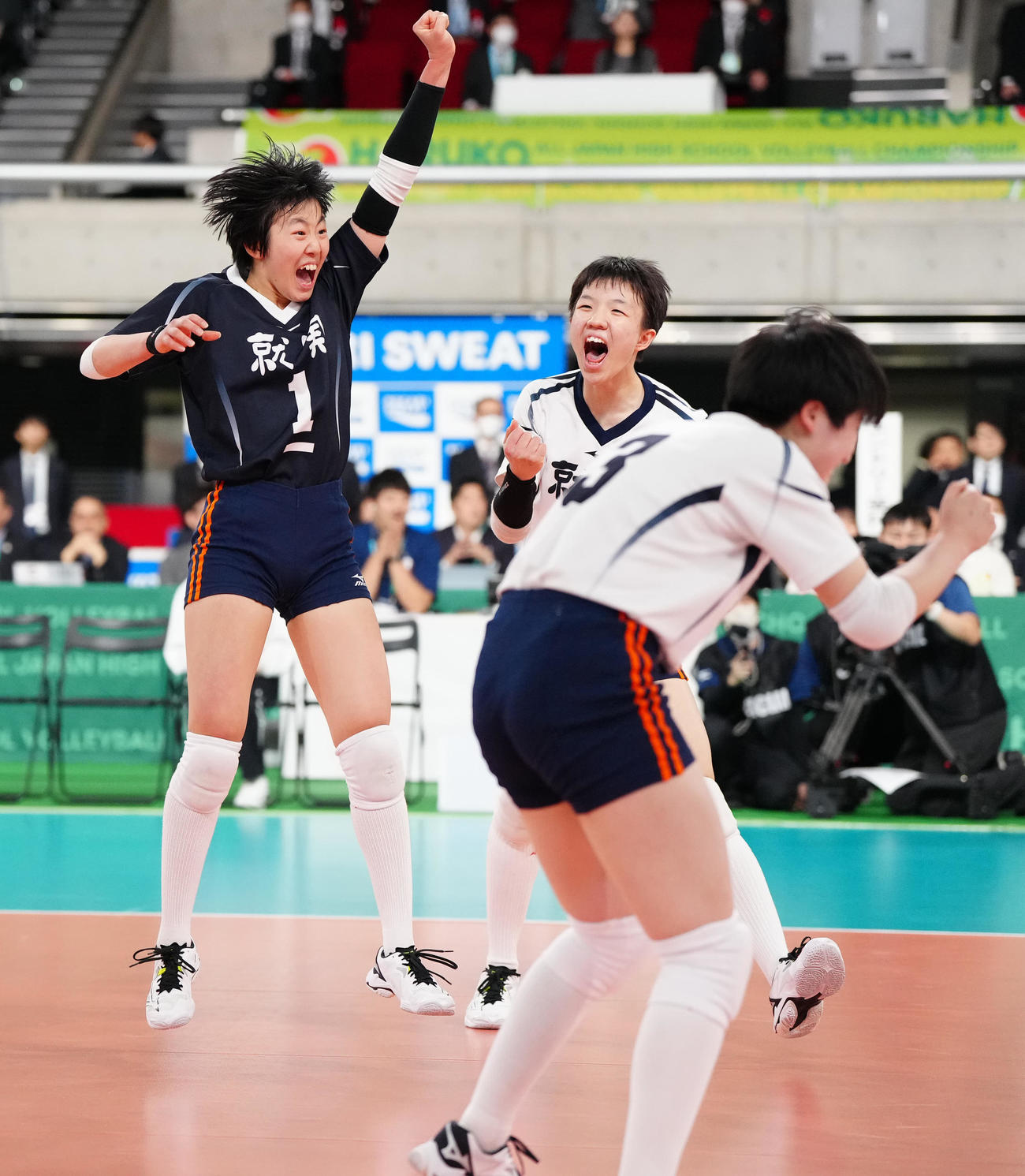 女子決勝　就実対下北沢成徳　第2セット、チーム得点で喜ぶ就実・井上（左）（撮影・江口和貴）