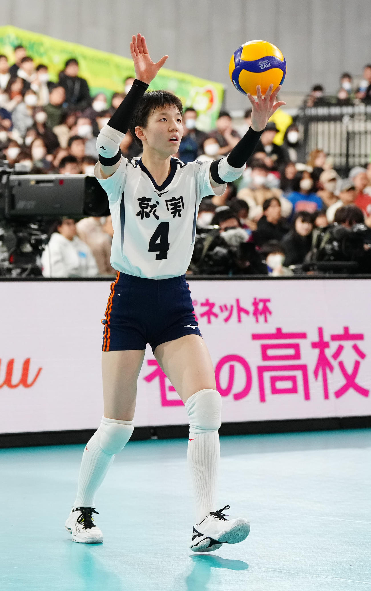就実対下北沢成徳　第2セット、サーブに臨む就実・福村（撮影・江口和貴）