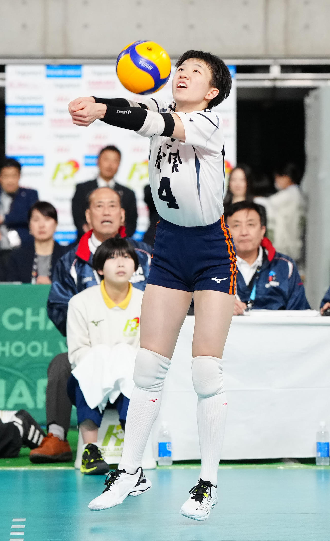 就実対下北沢成徳　第2セット、レシーブする就実・福村（撮影・江口和貴）