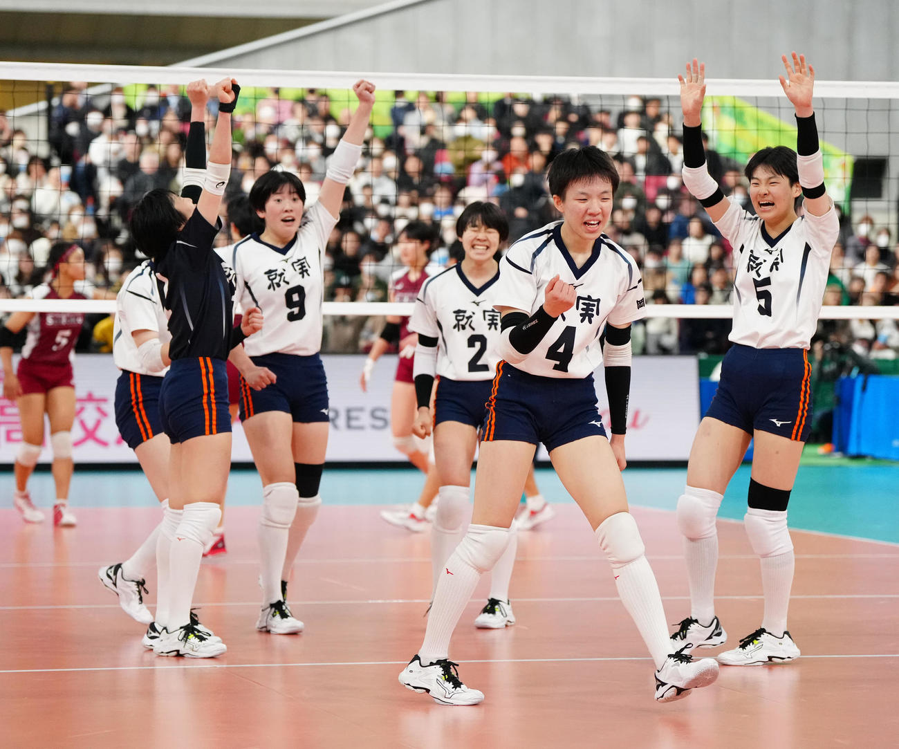 就実対下北沢成徳　第3セット、得点でガッツポーズする就実・福村（中央）（撮影・江口和貴）