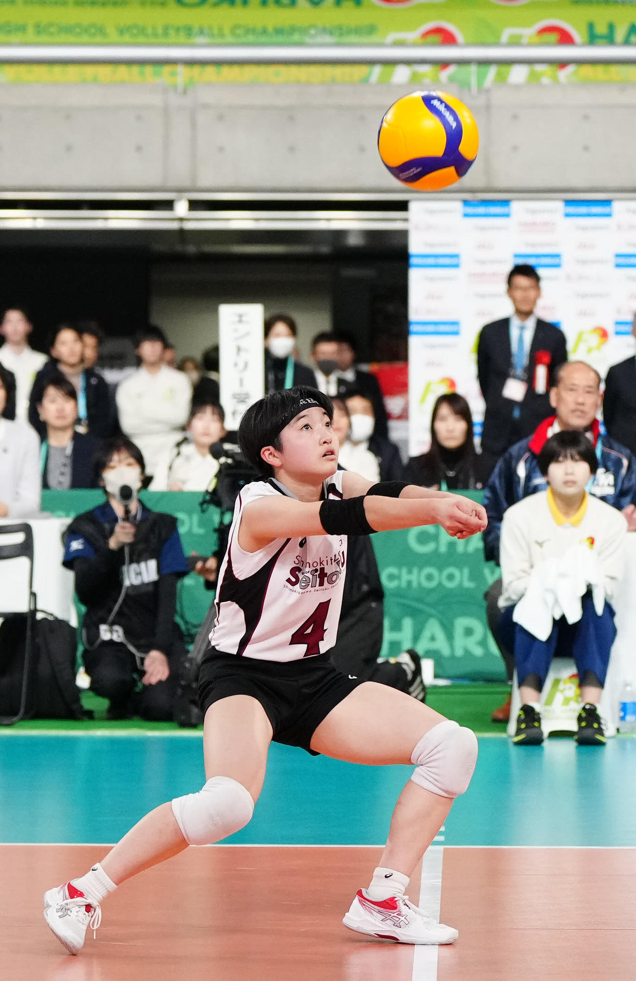 女子決勝　就実対下北沢成徳　第1セット、レシーブする下北沢成徳・内沢（撮影・江口和貴）