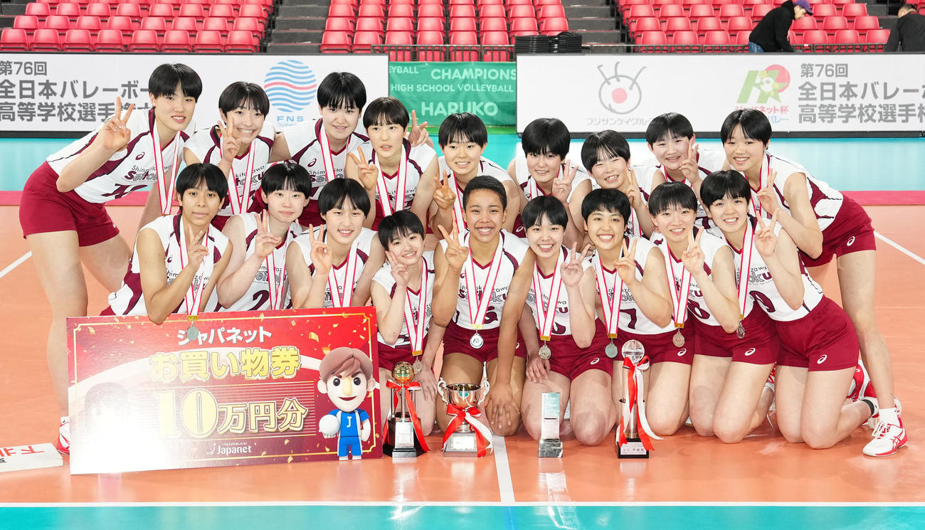 女子準優勝で記念写真に納まる下北沢成徳の選手たち（撮影・江口和貴）
