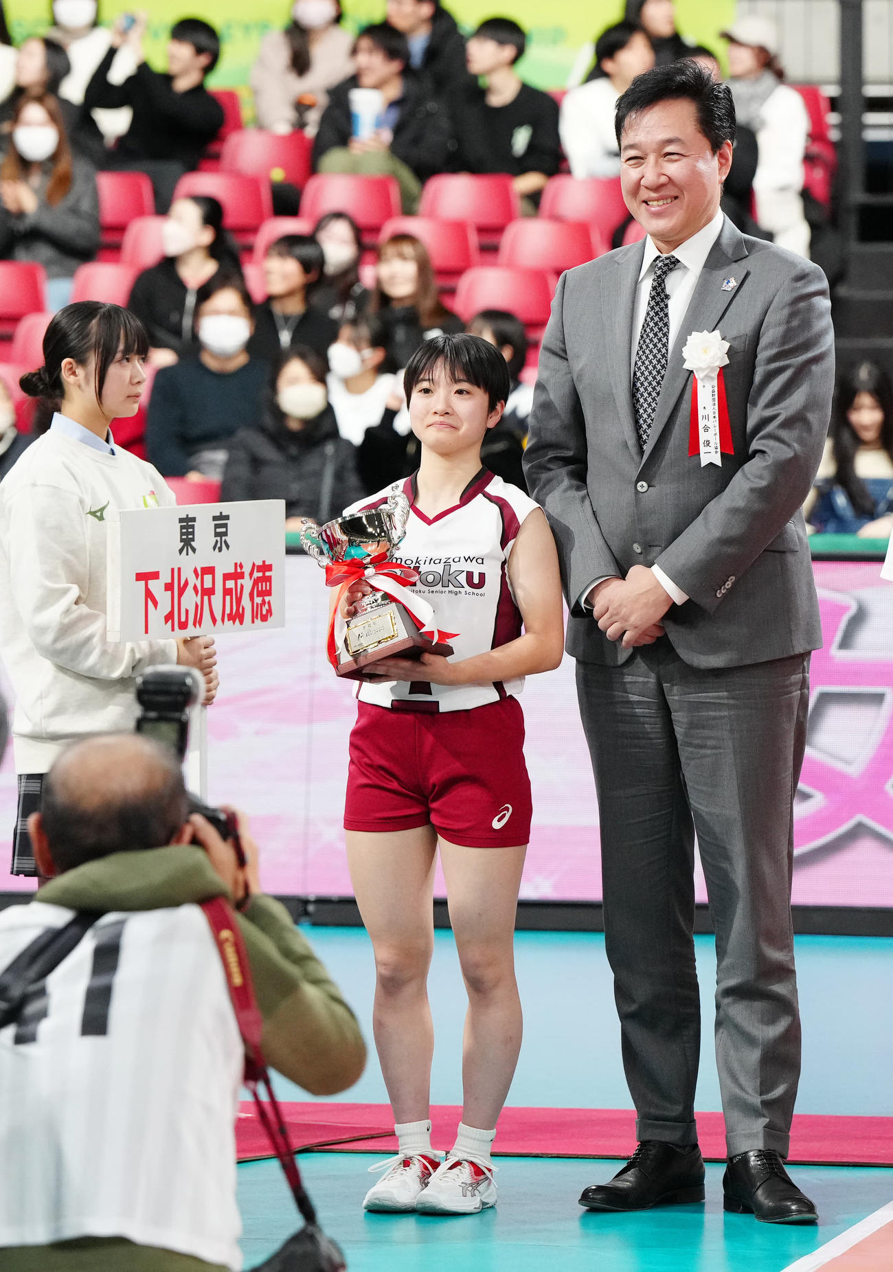 表彰式で日本バレーボール協会川合会長（右）と写真に納まる下北沢成徳・内沢（撮影・江口和貴）