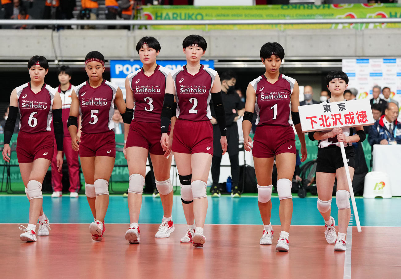 女子決勝　就実対下北沢成徳　第1セット前、コートに入場する内沢（右端）ら下北沢成徳の選手たち（撮影・江口和貴）
