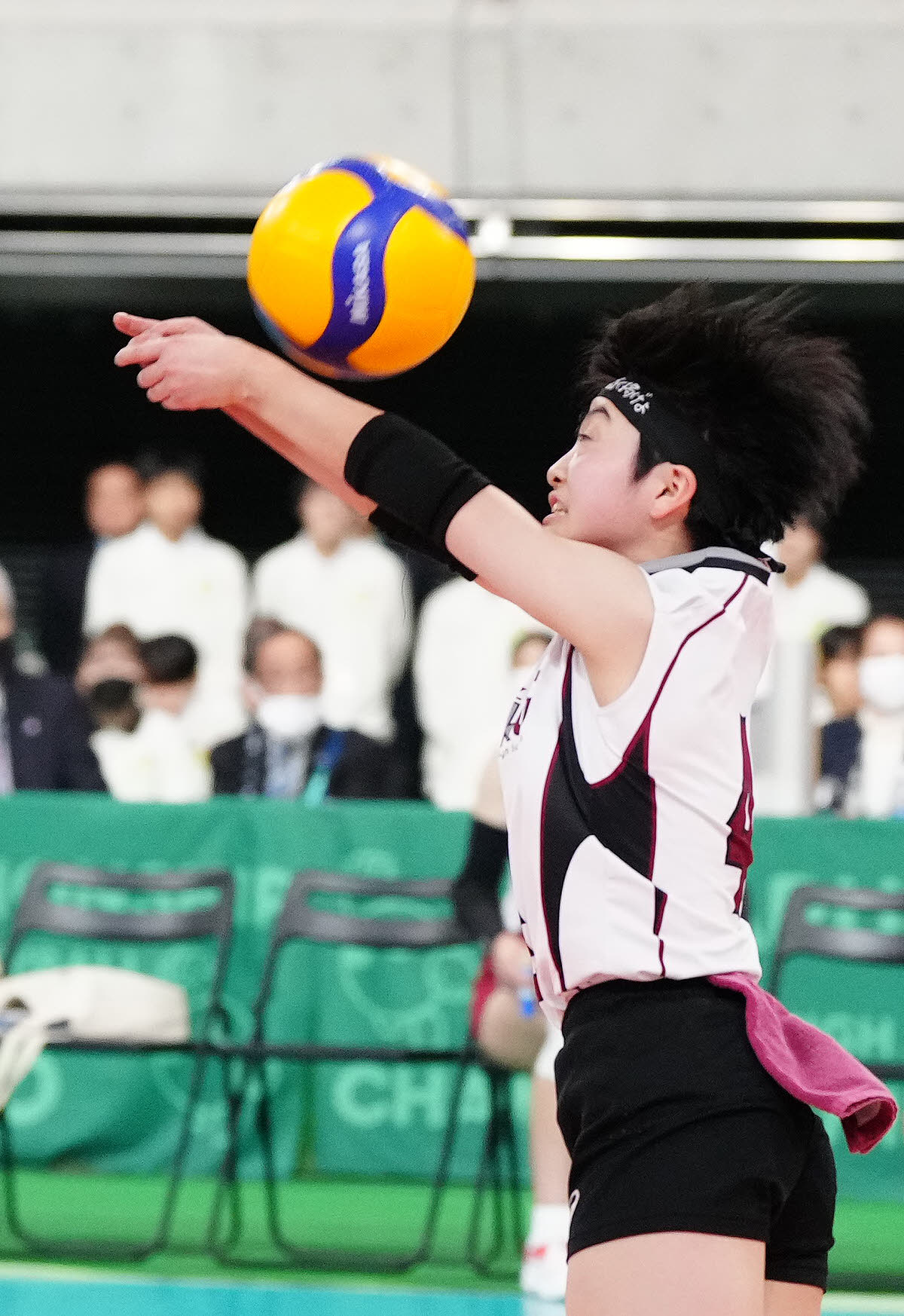 女子決勝　就実対下北沢成徳　第1セット、レシーブする下北沢成徳・内沢（撮影・江口和貴）