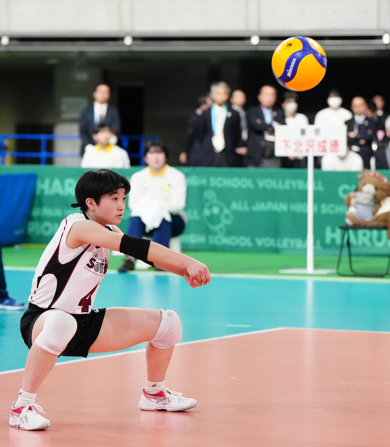女子決勝　就実対下北沢成徳　第1セット、レシーブする下北沢成徳・内沢（撮影・江口和貴）
