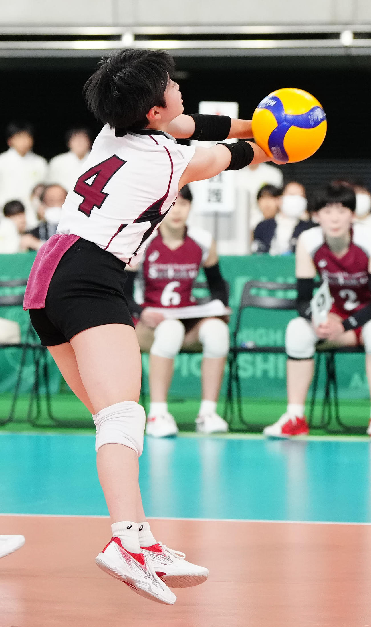 女子決勝　就実対下北沢成徳　第1セット、レシーブする下北沢成徳・内沢（撮影・江口和貴）
