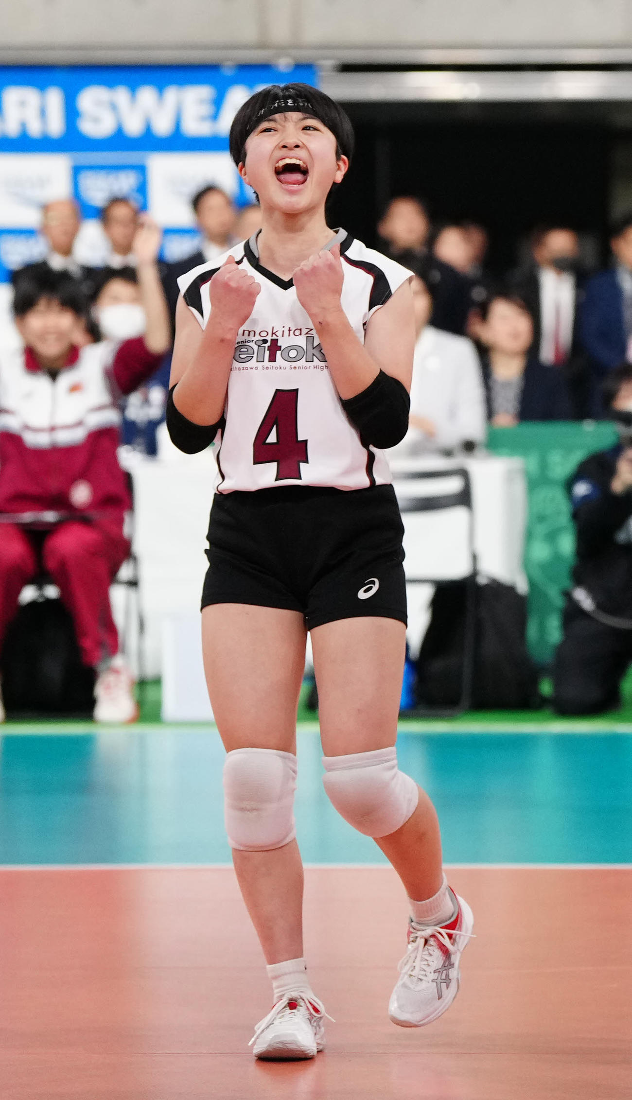 女子決勝　就実対下北沢成徳　第1セット、チーム得点でガッツポーズを見せる下北沢成徳・内沢（撮影・江口和貴）