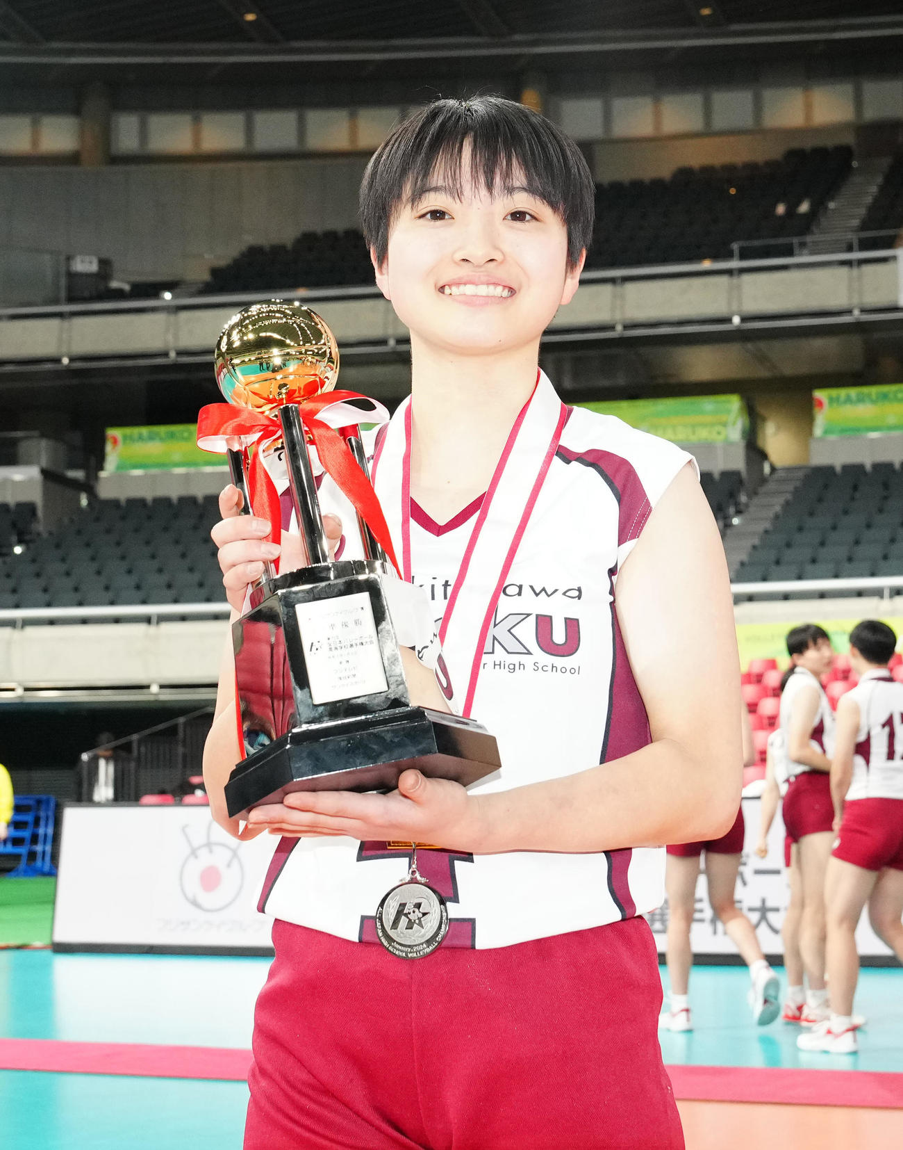 女子準優勝で写真に納まる下北沢成徳・内沢（撮影・江口和貴）