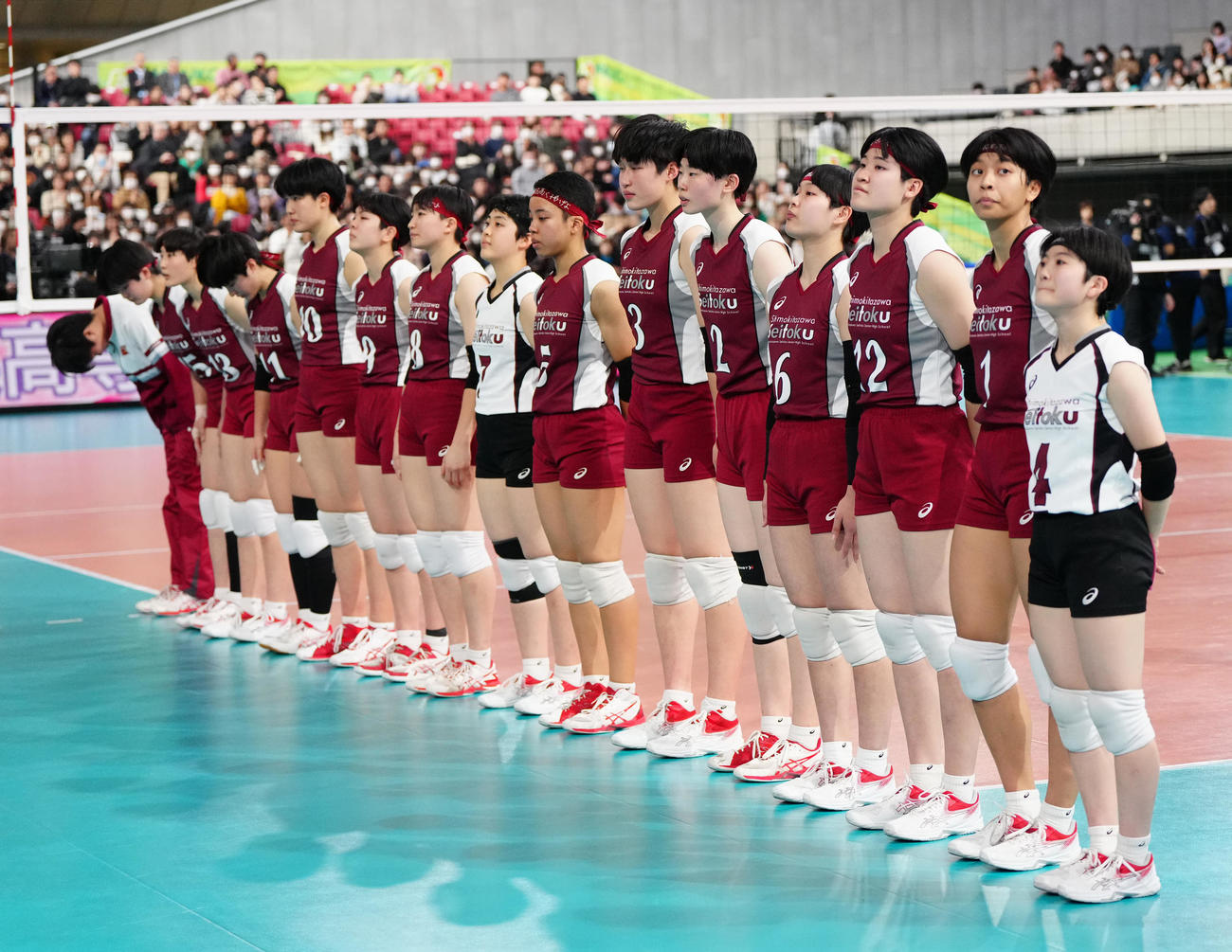 女子決勝　就実対下北沢成徳　試合後、応援席にあいさつする下北沢成徳の選手たち（撮影・江口和貴）