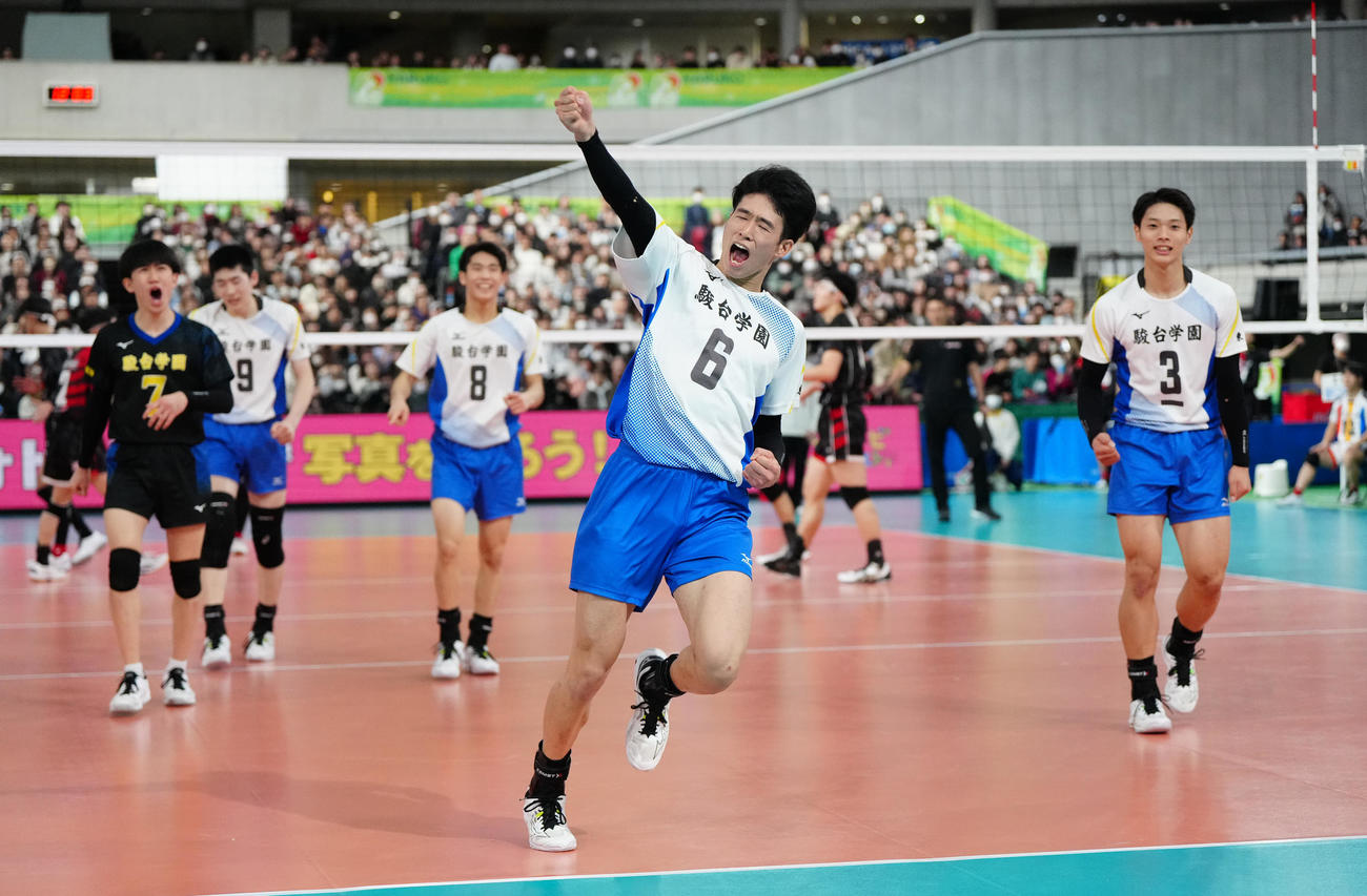男子決勝　駿台学園対福井工大福井　第3セット、ポイントを奪い、ガッツポーズを見せる駿台学園・三宅雄（撮影・江口和貴）