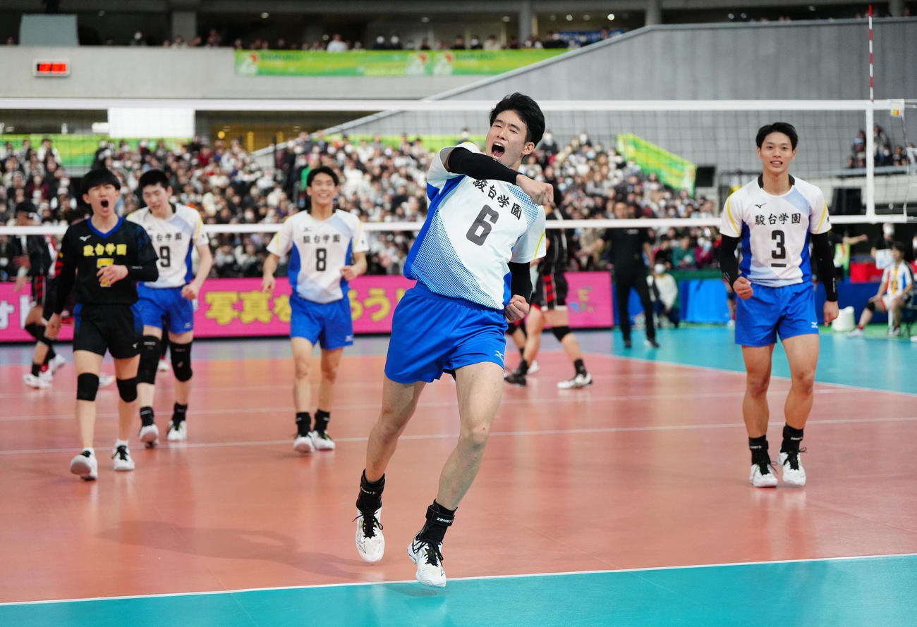 男子決勝　駿台学園対福井工大福井　第3セット、ポイントを奪い、ガッツポーズを見せる駿台学園・三宅雄（撮影・江口和貴）