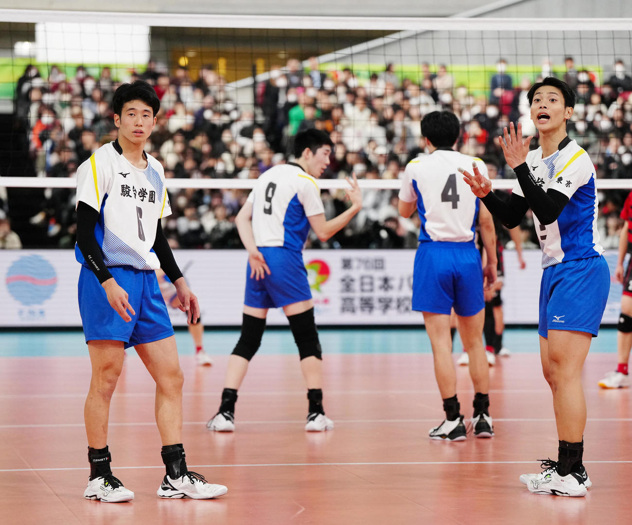 駿台学園対福井工大福井　第3セットに臨む駿台学園・亀岡（右）と三宅雄（撮影・江口和貴）