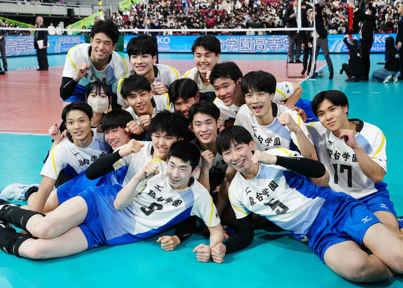 駿台学園対福井工大福井　優勝し写真に納まる駿台学園の選手たち（撮影・江口和貴）