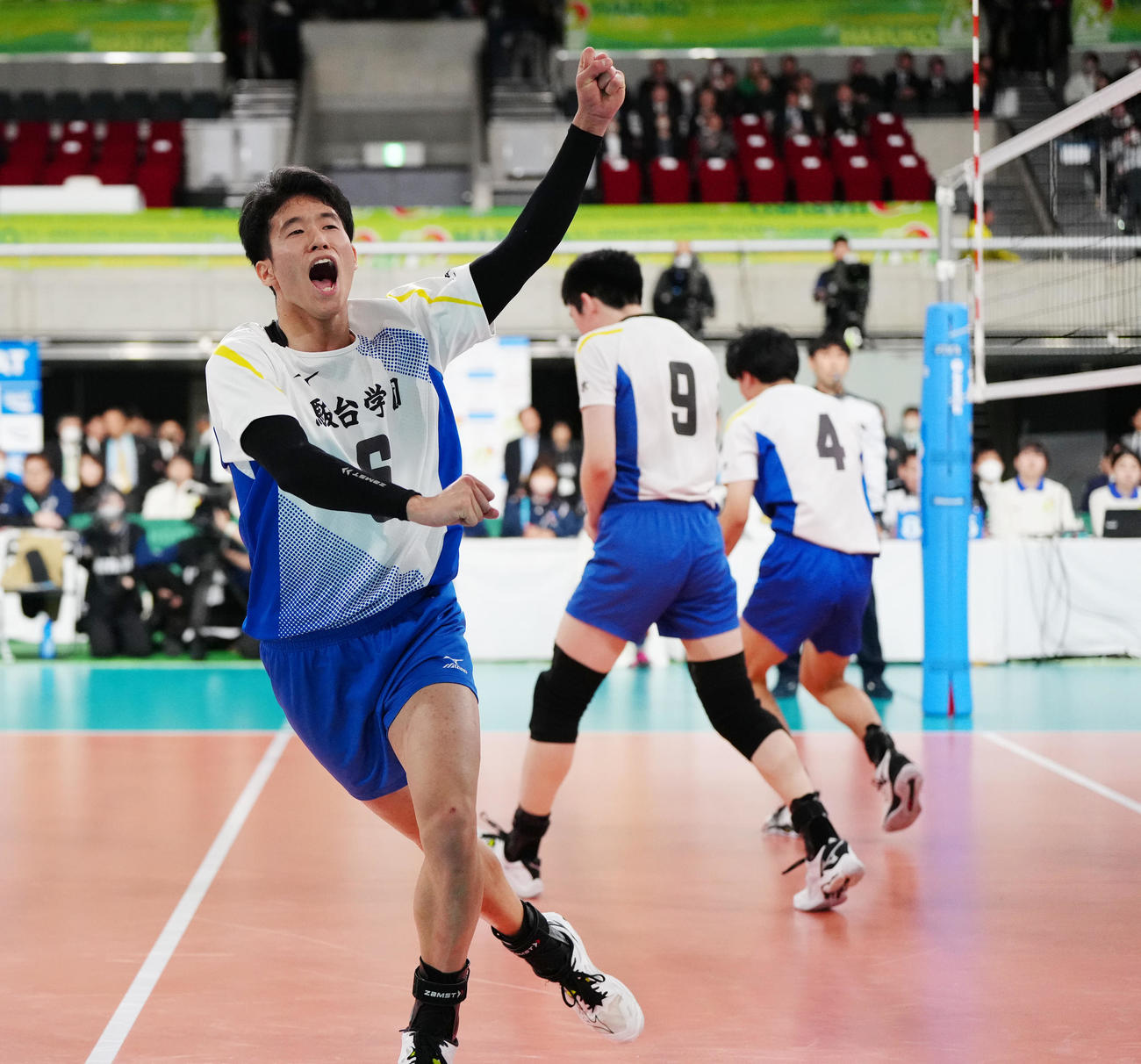 駿台学園対福井工大福井　第2セット、ポイントを奪いガッツポーズの駿台学園・三宅雄（撮影・江口和貴）