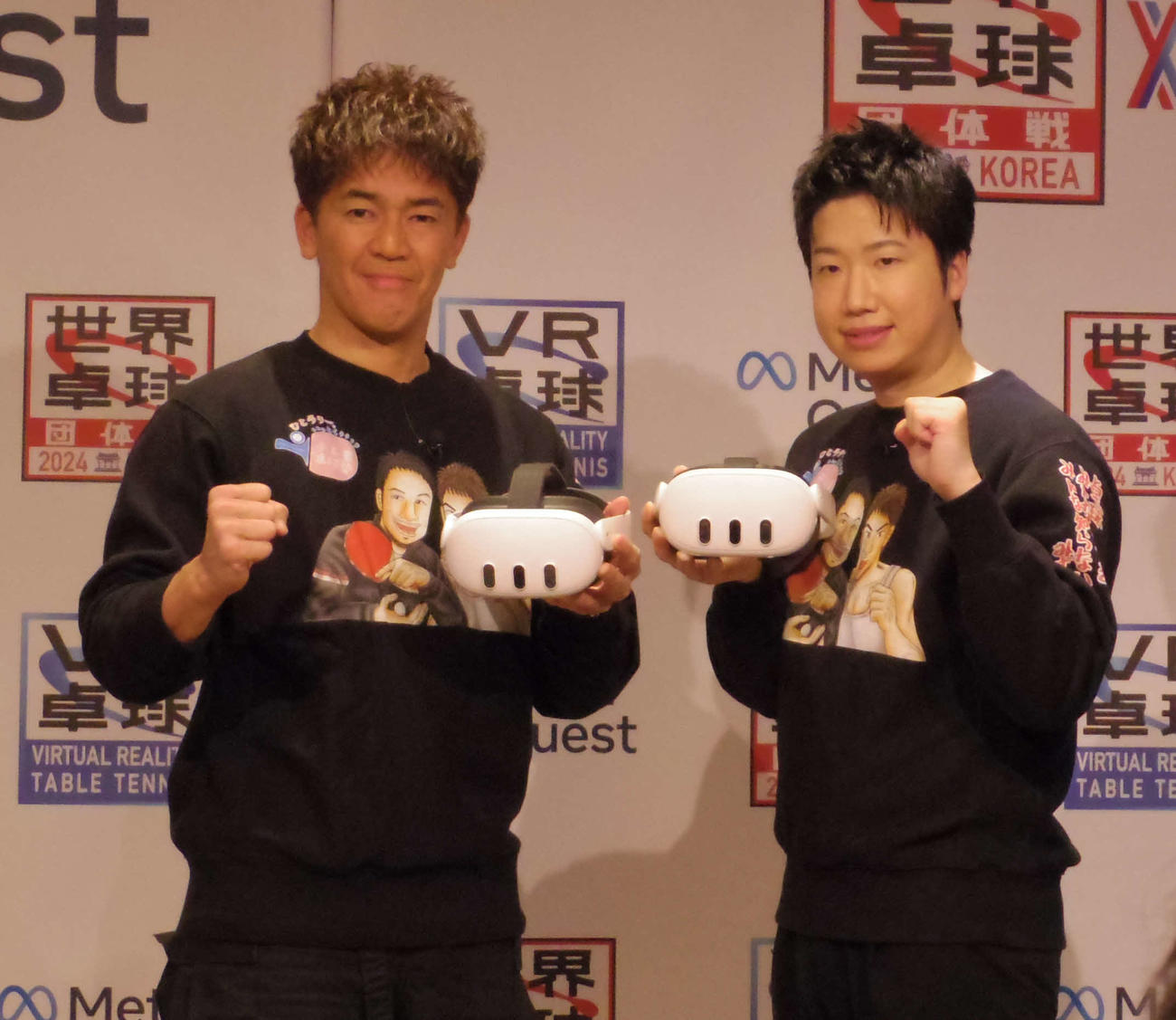 VR機器を手にホーズを取る東京五輪卓球金メダリストの水谷隼氏（右）とタレントの武井壮氏