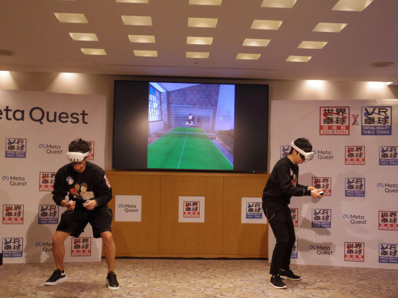 卓球VRゲームで対戦する水谷氏（右）と武井氏