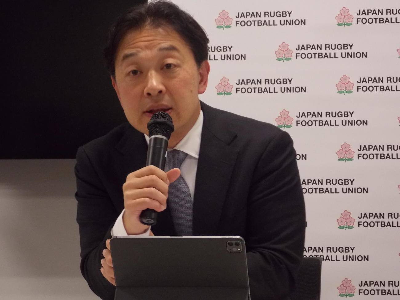 日本ラグビー協会の理事会後に取材対応した岩渕健輔専務理事（撮影・松本航）