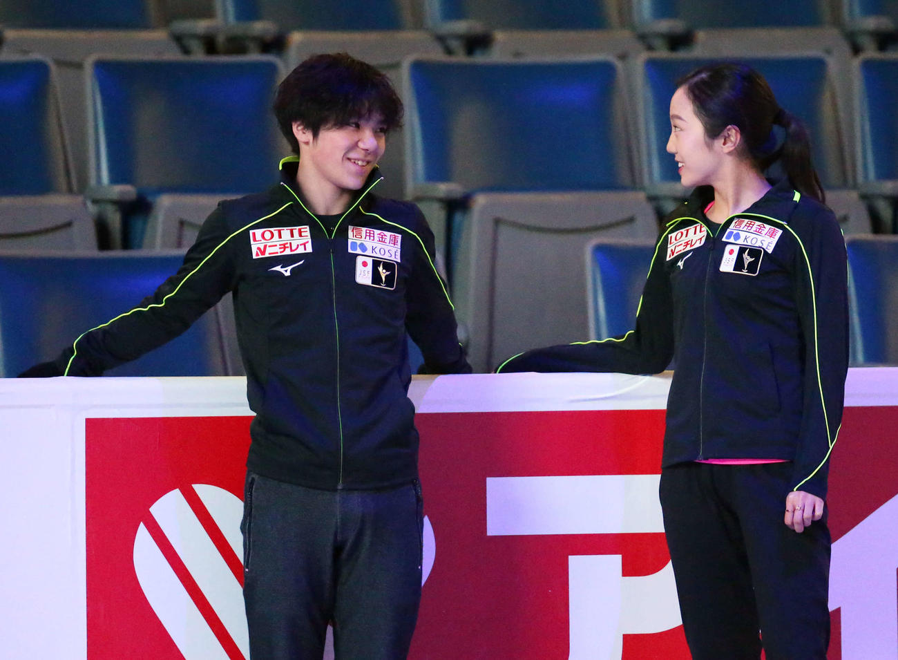 17年10月、エキシビションの練習で談笑する宇野昌磨（左）と本田真凜