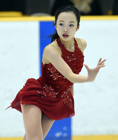 15年11月、全日本ジュニア選手権女子フリーの演技をする本田真凜