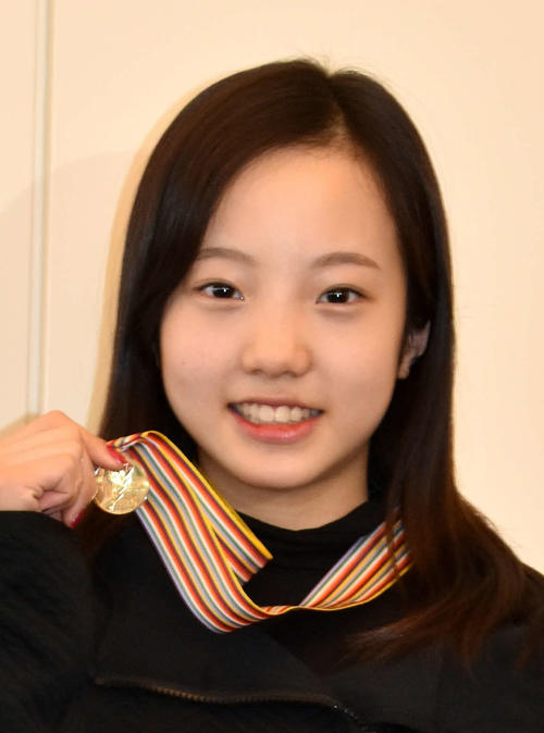 16年3月、世界ジュニア選手権の金メダルを手に笑顔の本田真凜