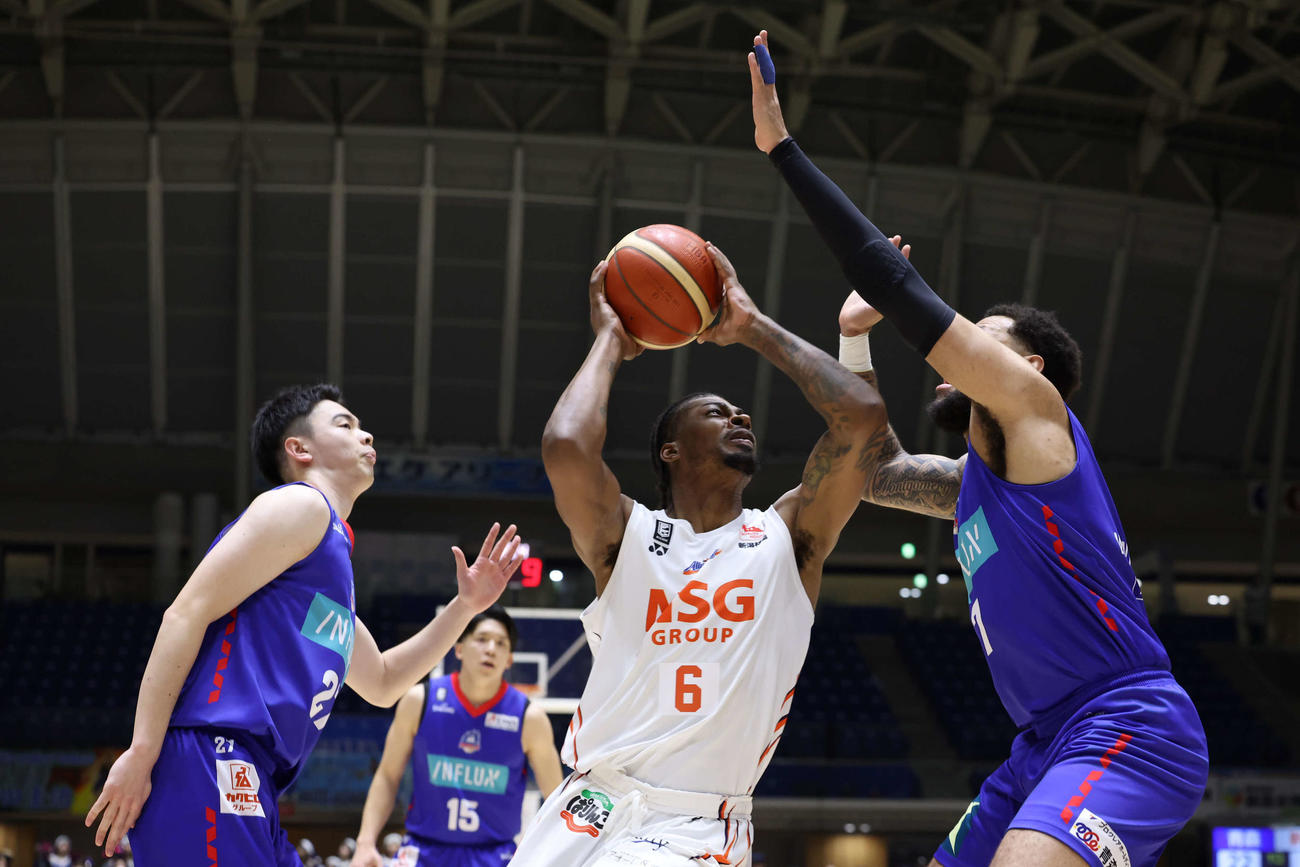 シュートを狙う新潟のワシントンⓒB．LEAGUE
(2023年12月16日撮影)