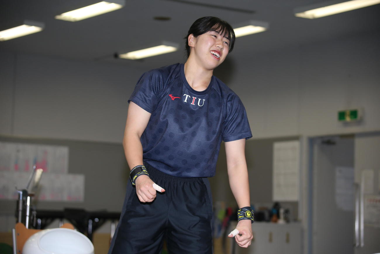 東京国際大の瀬川はトレーニング中に仲間と談笑する（撮影・中島洋尚）