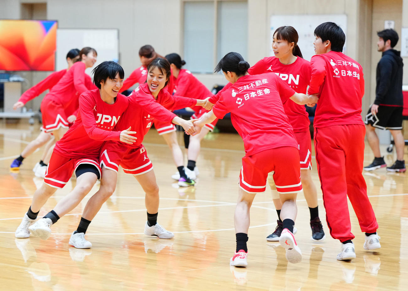 練習に臨む絈野（左端）らバスケットボール女子日本代表候補の選手たち（撮影・江口和貴）