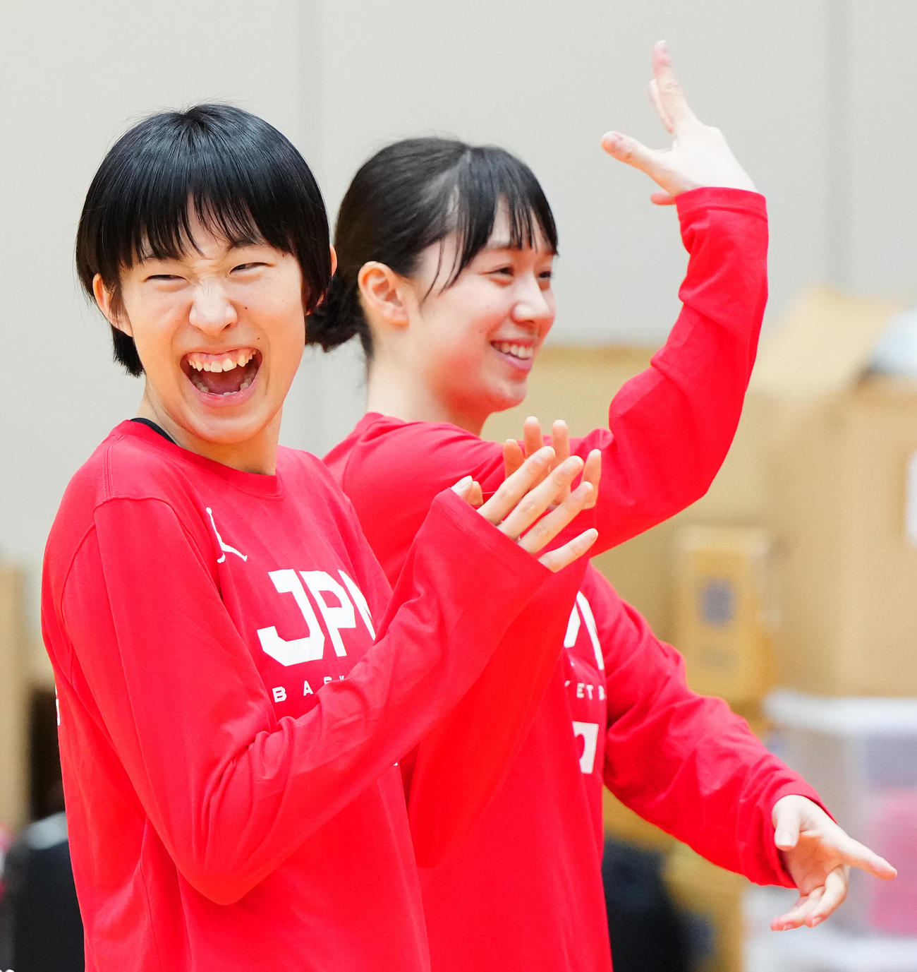 練習後、笑顔を見せる絈野（左）（撮影・江口和貴）