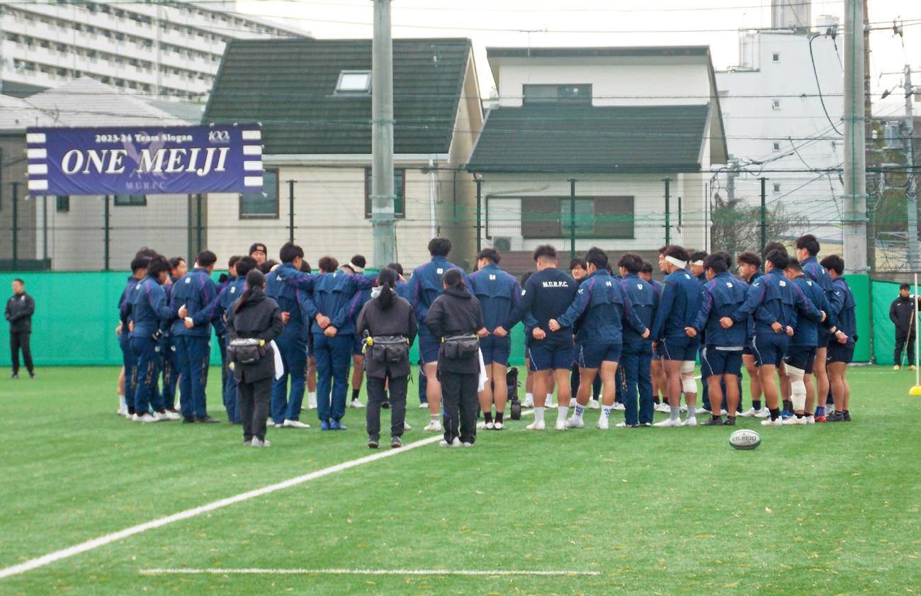 帝京大戦2日前の練習で円陣を組む明大（撮影・松本航）