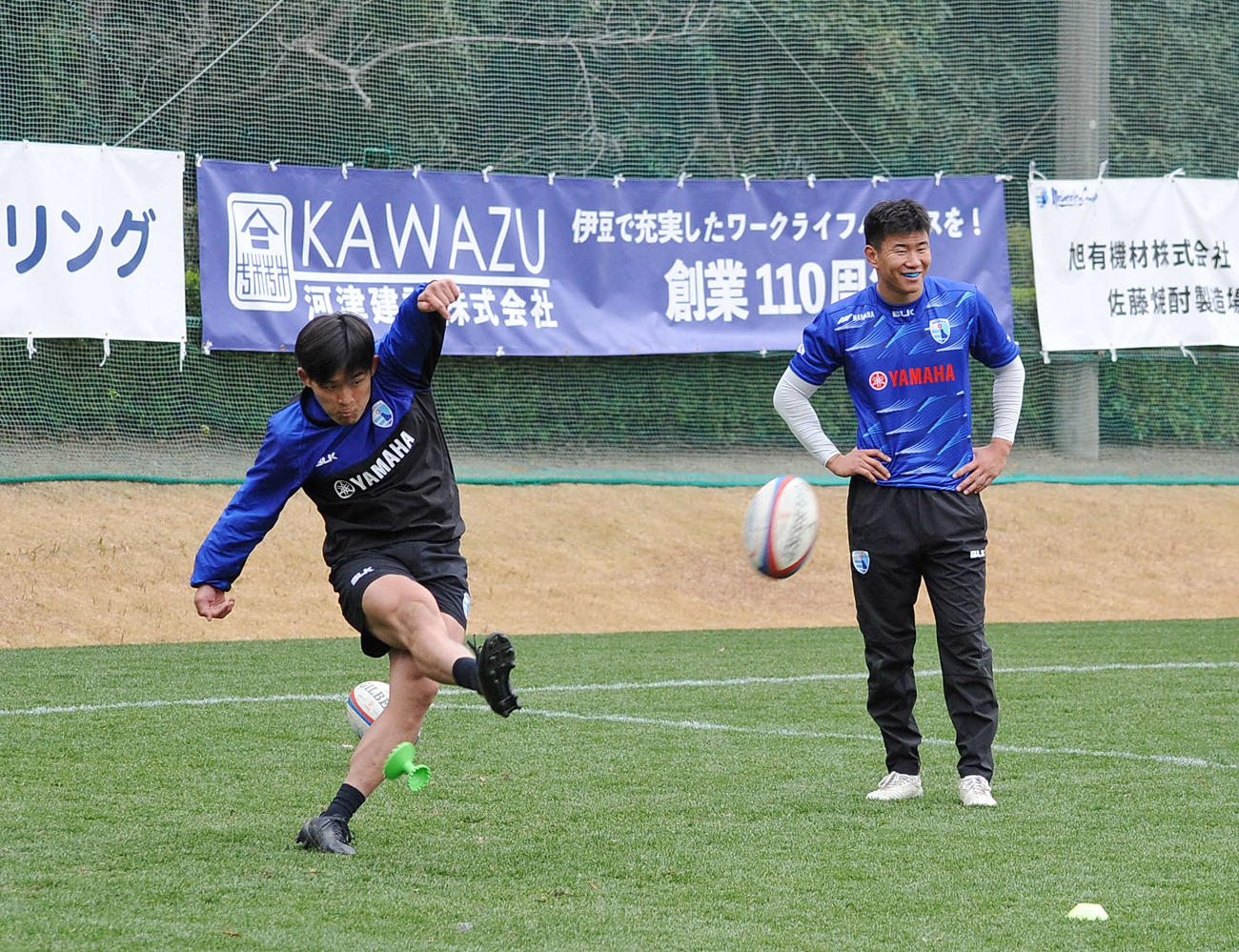 キック練習する静岡ブルーレヴズの家村（左）と奥村