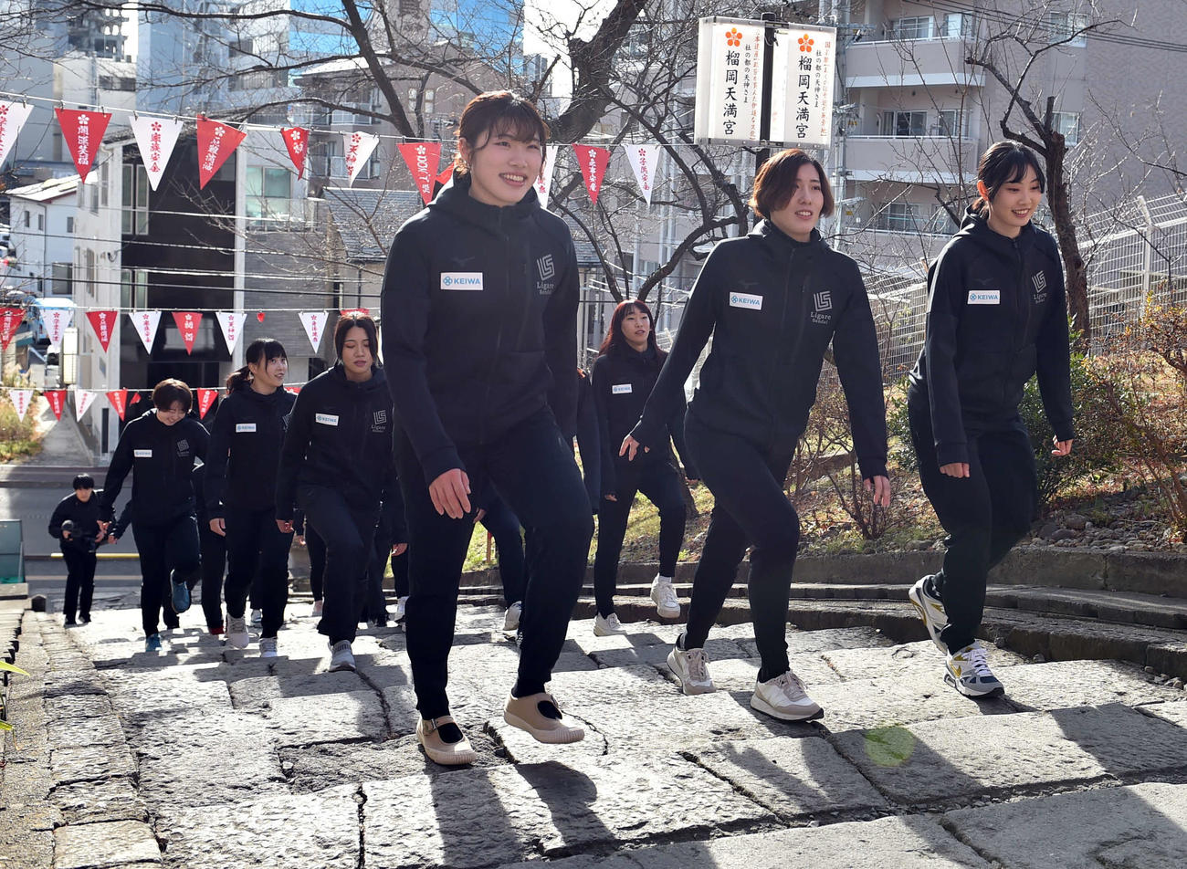 必勝祈願に臨む、手前左から宮田、末永、杉浦