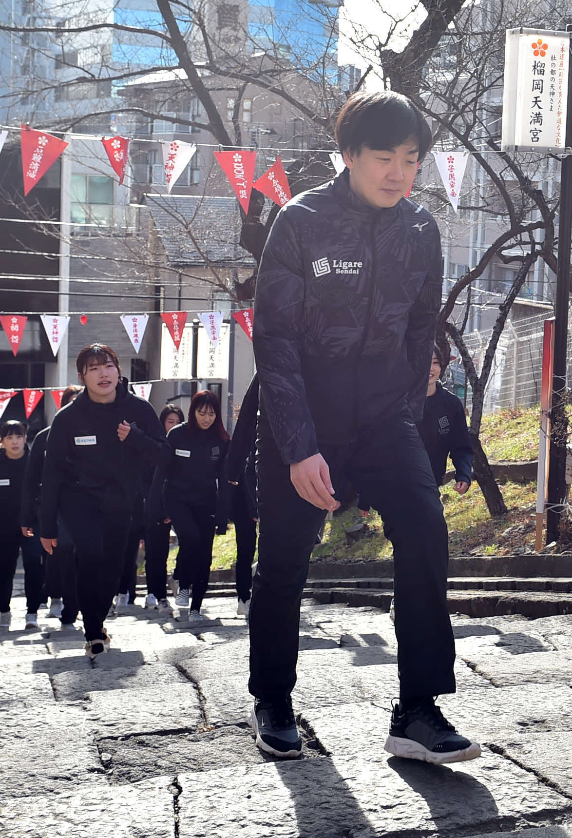必勝祈願に臨むリガーレ仙台・雑賀監督（手前）ら選手たち（撮影・相沢孔志）