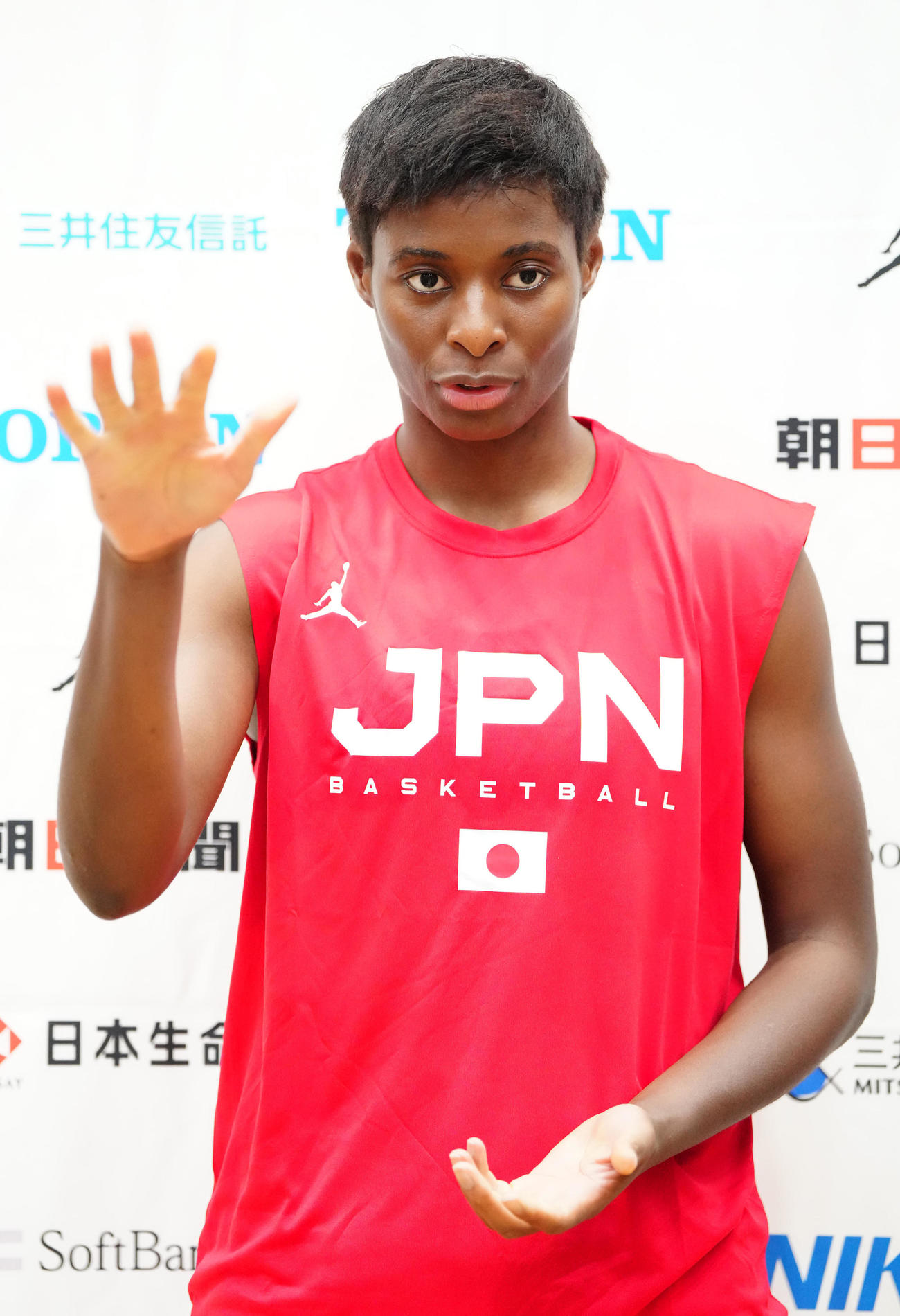 練習後、報道陣に対応する馬瓜エブリン（撮影・江口和貴）