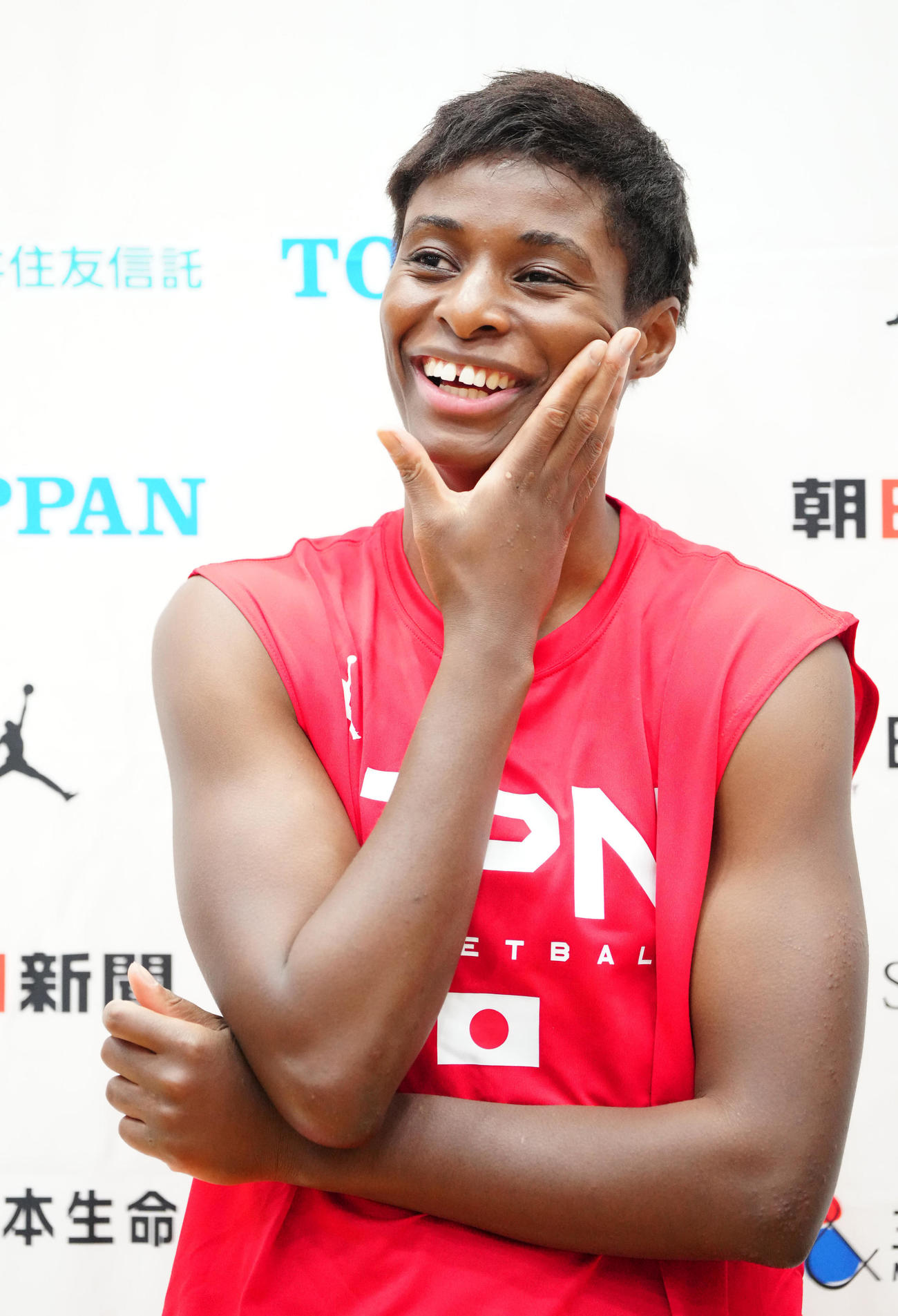 練習後、報道陣に対応する馬瓜エブリン（撮影・江口和貴）