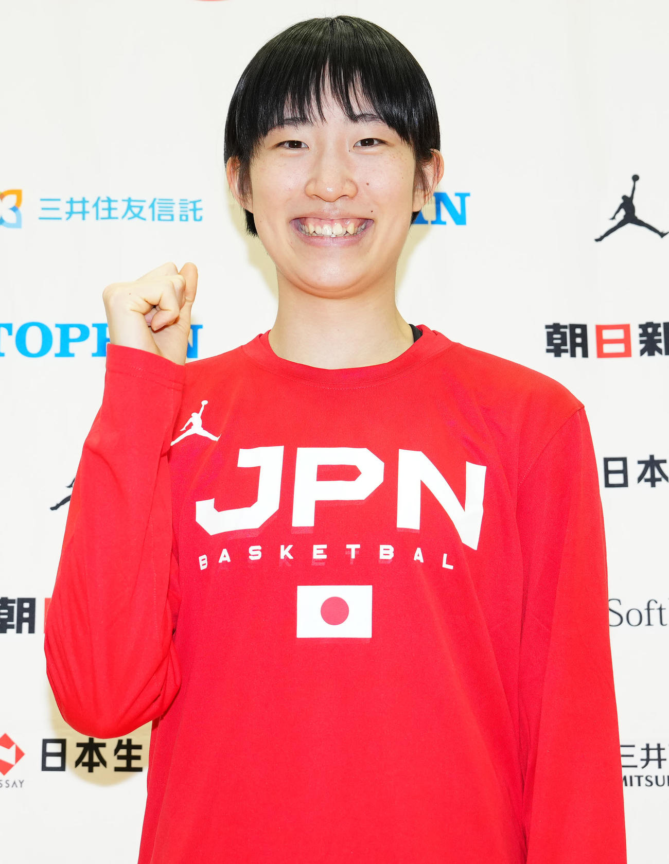 練習後、ガッツポーズで写真に納まる絈野（撮影・江口和貴）