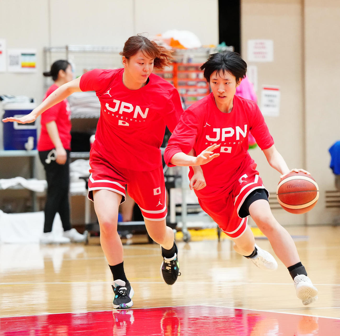 練習に臨むバスケットボール女子日本代表候補の絈野（右）（撮影・江口和貴）