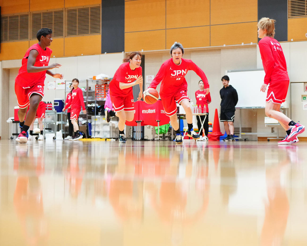 練習に臨む吉田（中央右）らバスケットボール女子日本代表候補の選手たち（撮影・江口和貴）