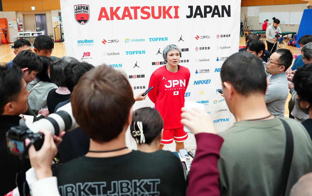 練習後、報道陣の質問に答える吉田（中央）（撮影・江口和貴）
